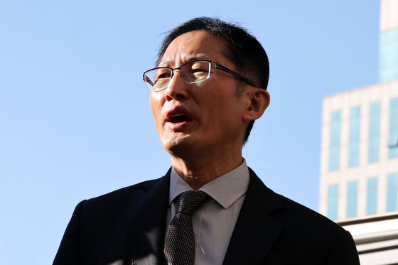 지난달 28일 오후 광주 동구 광주고등법원 앞에서 '청산가리 막걸리 살인 사건'의 재심 변호를 맡은 박준영 변호사가 사건 발생 16년 만에 재심에서 무죄를 선고 받은 뒤 취재진 질의에 답하고 있다. 연합뉴스