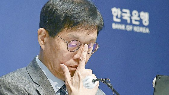 이창용 한국은행 총재가 27일 열린 기자간담회에 참석해 질문을 듣고 있다. 이날 금융통화위원회는 기준금리를 연 2.5%로 동결했다. 뉴스1