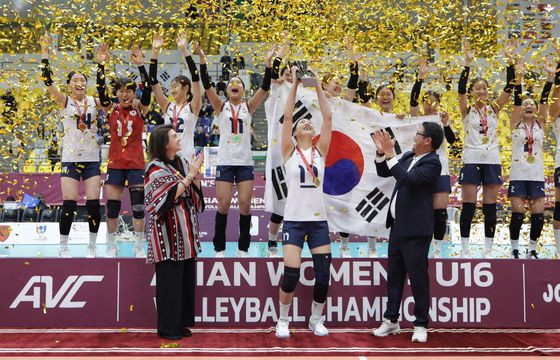 손서연이 2025 U-16 아시아선수권 우승 트로피를 들고 동료와 기뻐하고 있다. 연합뉴스