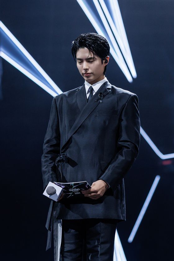 박보검이 묵념으로 시상식을 진행하고 있다. 사진 CJ ENM