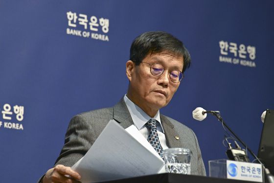 이창용 한국은행 총재가 27일 서울 중구 한국은행에서 금융통화위원회 본회의 후 기자간담회를 하고 있다. 뉴스1