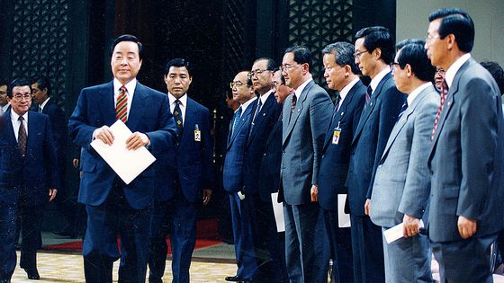 금융실명제는 1993년 8월 12일 오후 7시45분에 전격 발표됐다. 김영삼 대통령이 발표장으로 걸어가고 있다. 중앙포토