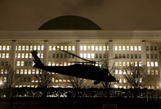 우원식 국회의장의 회고록 『넘고 넘어』에는 지난해 12월3일 계엄 선포부터 지난 4월 4일 윤석열 전 대통령 탄핵 선고까지의 과정이 담겼다. 국회의장실 제공