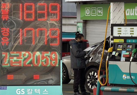 지난달 30일 서울 시내 한 주유소 가격 게시판에 휘발유가 L당 1839원을 가리키고 있다. 연합뉴스,