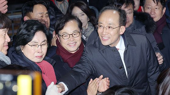 12·3 비상계엄 당시 의원들의 계엄 해제 표결 참여를 방해한 혐의를 받는 추경호 전 국민의힘 원내대표가 의원이 3일 구속영장이 기각돼 경기도 의왕 서울구치소를 나와 차에 오르고 있다. 연합뉴스