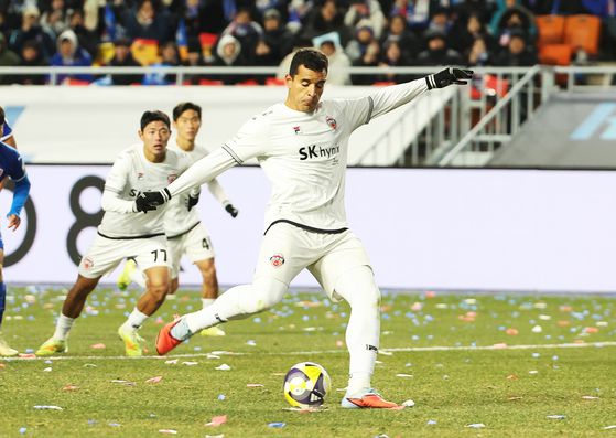 페널티킥을 성공하는 제주 공격수 유리 조나탄(오른쪽). 연합뉴스