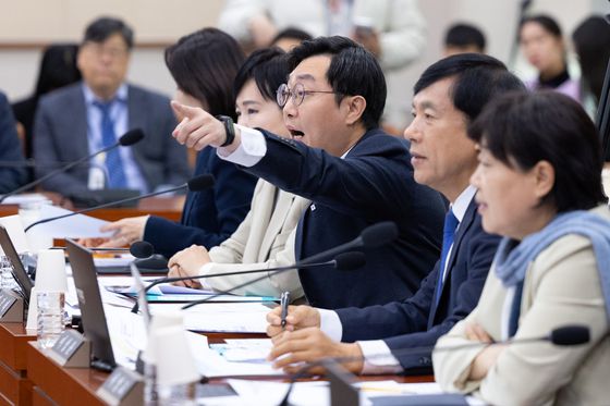 더불어민주당 장경태 의원이 3일 국회 법제사법위원회 전체회의에서 성추행 의혹과 관련해 이해충돌을 이유로 법사위 퇴장을 요구하는 국민의힘 신동욱 의원의 발언에 항의하고 있다. 연합뉴스