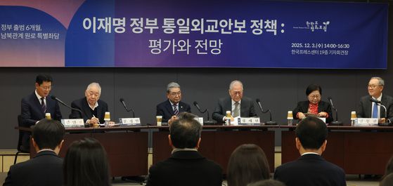 3일 서울 프레스센터에서 한반도평화포럼 주최 '정부 출범 6개월, 남북관계 원로 특별좌담'이 열리고 있다. 왼쪽부터 김연철 한반도평화포럼 이사장, 문정인 연세대 명예교수, 이재정 전 통일부 장관, 정세현 전 통일부 장관, 정현백 전 여성가족부 장관, 양무진 북한대학원대학교 석좌교수. 연합뉴스