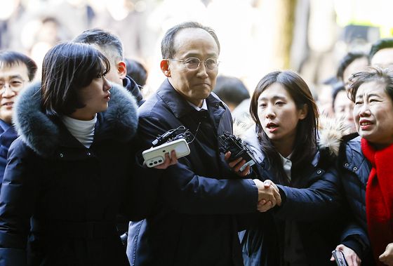 12·3 비상계엄 해제 요구안 표결 방해 의혹을 받는 추경호 전 국민의힘 원내대표가 지난 2일 밤 서울 서초구 서울중앙지방법원에서 열린 구속 전 피의자 심문(영장실질심사)을 받은 후 대기장소인 서울구치소로 향하고 있다. 뉴스1