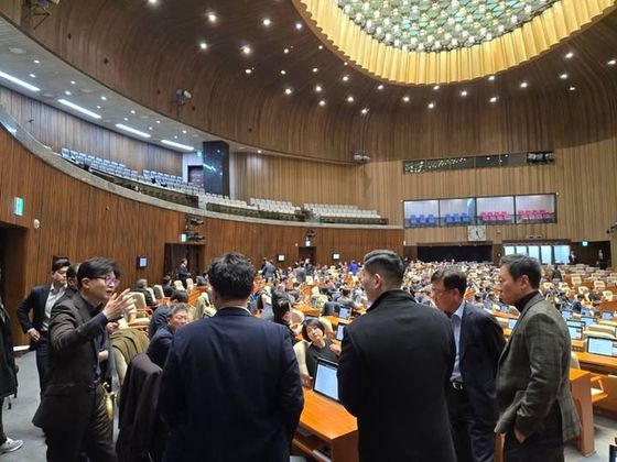 한동훈 전 국민의힘 대표가 12·3 비상계엄 당시 상황을 담은 사진을 공개했다. 사진 한동훈 페이스북 캡처