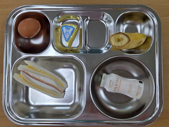 대전 선화초등학교 급식조리원 파업에 따라 학생들에게 제공된 도시락. 사진 독자
