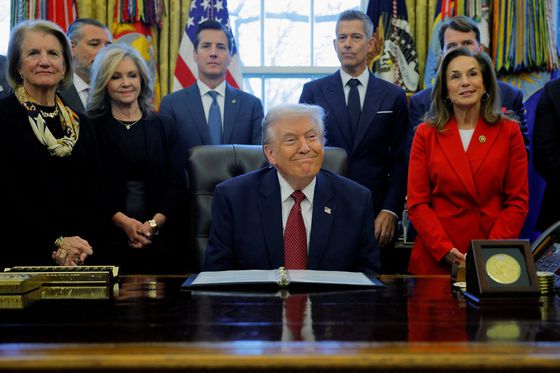 도널드 트럼프 미국 대통령이 3일(현지시간) 백악관 오벌오피스에서 자동차 제조사들이 준수해야 하는 최저 연비인 기업평균연비제(CAFE) 규제 완화 방안을 관련 업계와 정치권, 행정부 관계자들이 함께한 자리에서 발표하고 있다. 로이터=연합뉴스