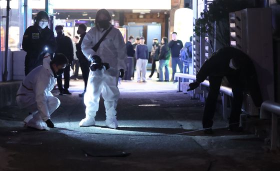 지난 3일 오후 경남 창원의 한 모텔에서 발생한 '흉기 난동 사건. 피의자 표모(20대)씨가 모텔에 들어가기 직전 인근 마트에서 범행 도구로 사용된 흉기(빨간색 동그라미)를 구입하고 있다. 이 사건으로 10대 남녀 중학생 3명이 흉기에 찔려 2명이 숨지고 1명이 크게 다쳤다. 사진 경남경찰청 제공 영상 캡처