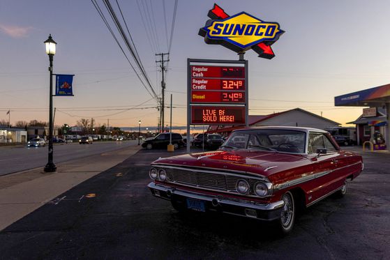 지난 11월 미국 미시간주 그랜드래피즈의 한 주유소에 포드사의 1964년 차량이 주차돼 있다. 로이터=연합뉴스