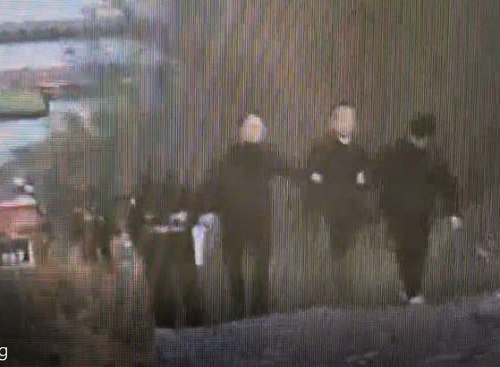 전 연인인 장기 실종 여성을 살해한 혐의로 긴급 체포된 50대 김모씨가 지난ㄷ달 26일 오후 충북 충주호에서 경찰에 실종 여성의 차량을 유기한 지점을 밝힌 뒤 다시 호송되고 있다. 연합뉴스