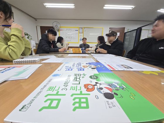 수원 아랑학교 새길반 학생들이 지난달 28일 경기 수원 권선구 교내에서 검정고시 준비반 설명회에 참여하고 있다. 손성배 기자