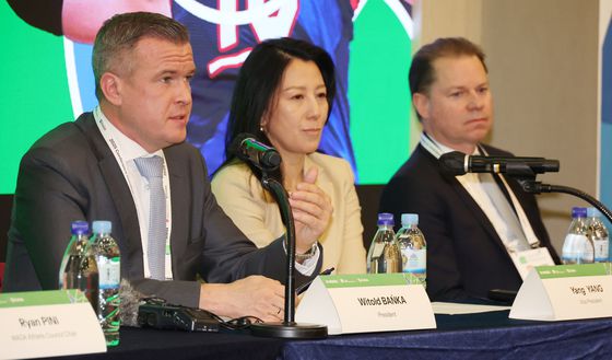 3일 오전 부산 해운대구 벡스코 제1전시장 프레스룸에서 열린 세계도핑방지기구(WADA)의 기자회견에서 비톨드 반카(왼쪽) WADA 회장이 질문에 답하고 있다. 연합뉴스