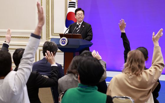 정동영 통일부 장관이 추석 명절을 앞두고 24일 서울 종로구 정부서울청사 장관실에서 북한 내 억류자 김정욱 선교사의 형 정삼씨와 억류자 최춘길 선교사의 아들 진영씨를 만나 기념 촬영하고 있다. [사진 통일부]