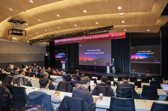 LG전자가 4일 LG사이언스파크에서 ‘이클립스 SDV 커뮤니티 밋업’을 열었다. 은석현 LG전자 부사장이 환영사를 하고 있다. [사진 LG전자]