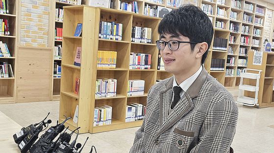 2026학년도 대학수학능력시험에서 만점을 받은 전주한일고 3학년 이하진(18)군이 5일 이 학교 화산생활관 1층 쉼터도서관에서 열린 기자회견에서 취재진 질문에 답하고 있다. 김준희 기자