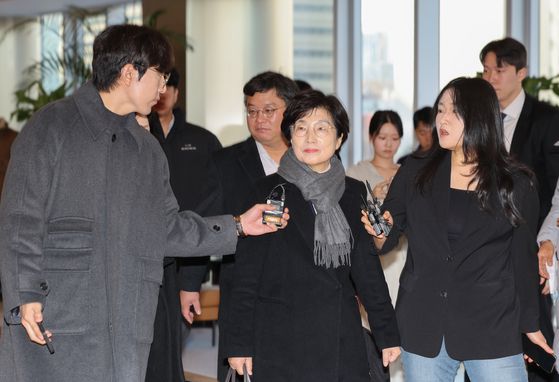 김기현 국민의힘 의원 부인 이모씨가 5일 민중기 특별검사팀에 피의자 신분으로 소환되고 있다. 이씨는 2023년 김 의원이 당 대표에 당선된 직후 김건희 여사에게 로저비비에 손가방을 제공한 혐의를 받고 있다. 연합뉴스