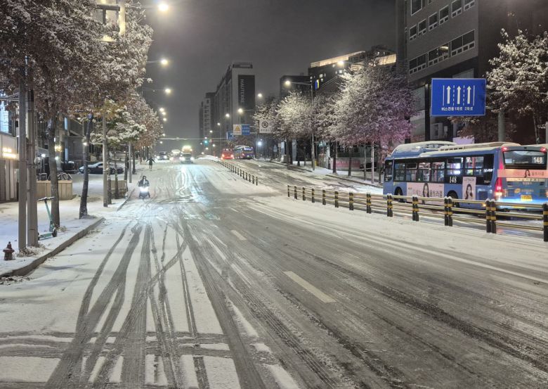 첫눈이 내린 4일 오후 서울 광화문 네거리에서 퇴근길 시민들이 발걸음을 재촉하고 있다. 행정안전부는 이날 서울, 인천, 경기, 강원 등 4개 시도에 '대설 특보'를 발효했다. 뉴스1