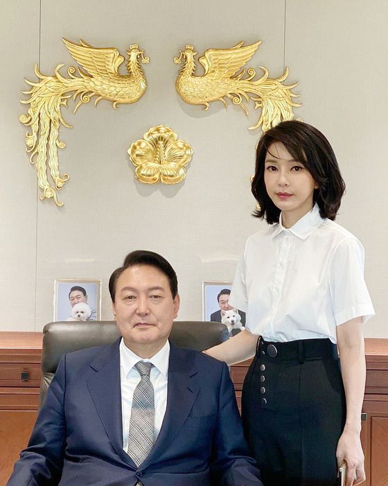 2022년 5월 30일 윤석열 전 대통령과 부인 김건희 여사가 용산 대통령실 집무실에서 나란히 기념촬영하는 모습을 대통령실이 공개했다. 배경으로 대통령을 상징하는 봉황 휘장과 반려견 토리, 써니의 사진이 보인다. 사진 대통령실