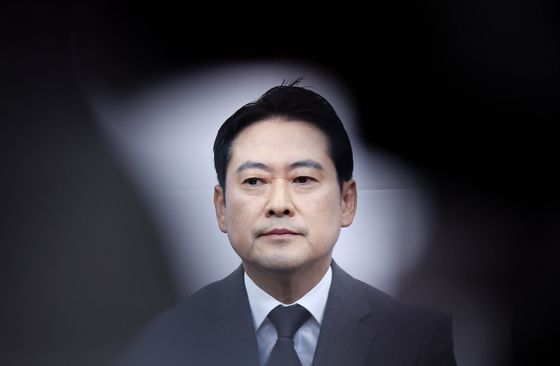 이성권 의원을 비롯한 국민의힘 초·재선 의원들이 3일 서울 여의도 국회 소통관에서 가진 비상계엄 1년 성찰과 반성 기자회견에서 고개 숙여 사과하고 있다. 우상조 기자