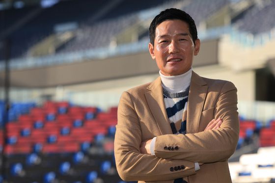 통제 대신 자율을 강조하는 열린 리더십으로 최근 3년간 두 차례나 LG 트윈스를 통합 우승으로 이끈 염경엽 감독. [연합뉴스]