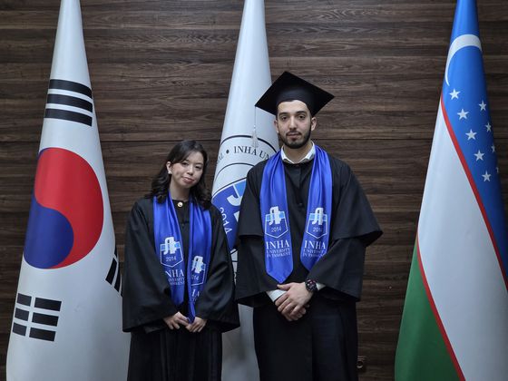 타슈켄트 인하대학교(IUT) 컴퓨터·정보공학부(SOCIE) 졸업생인 루스타모바 말리카(왼쪽)와 바호디르혼 아지즈혼(오른쪽)은 지난달 23일 중앙일보와 인터뷰에서 "IUT에서 경험한 한국의 교육시스템이 나의 경쟁력"이라고 말했다. 타슈켄트=하준호 기자