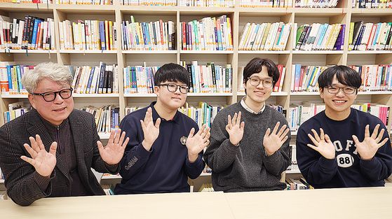 2026학년도 대학수학능력시험 만점을 받은 왕정건(18·왼쪽 둘째)군이 5일 오전 서울 광진구 광남고 도서관에서 기념사진을 찍고 있다. 왼쪽부터 최재일 광남고 교장, 왕군, 고무성 담임 교사, 광남고 출신 전년도 수능 만점자 서장협씨. 김종호 기자