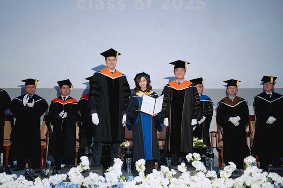 조명우 인하대 총장(오른쪽)과 보부르 압둘라예프(왼쪽) 타슈켄트 인하대(IUT) 총장이 지난달 23일(현지시간) 타슈켄트 소재 IUT 캠퍼스 대강당에서 열린 제8회 졸업식에서 MBA 과정 졸업생에게 학위장을 수여하고 있다. 사진 IUT