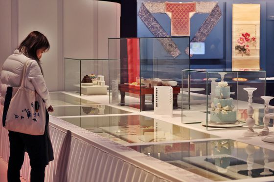 지난 2일 서울 종로구 국립민속박물관에서 열린 특별전 '출산, 모두의 잔치' 언론설명회에서 참석자가 전시를 둘러보고 있다.   이번 전시는 출산으로 맺어지는 관계와 그 안에 담긴 다양한 이야기를 조명, 백일 저고리, 아빠가 쓴 육아일기 등 328건의 전시자료를 선보인다. 연합뉴스