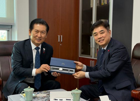 정청래 민주당 대표가 5일 국회에서 김병욱 대통령실 정무비서관을 만난 자리에서 '이재명 대통령 손목시계'를 전달받고 기념 촬영을 하고 있다. 사진 SNS 캡처