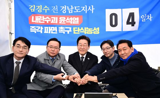 지난 3월 이광재 전 국회 사무총장(맨 오른쪽)이 박용진 전 의원, 김부겸 전 국무총리, 이재명 더불어민주당 대표와 함께 서울 광화문 인근 천막에서 김경수 전 경남지사의 윤석열 대통령 파면 촉구 단식 농성을 응원하는 모습. 뉴스1