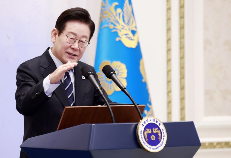 이재명 대통령이 지난 4일 청와대 영빈관에서 열린 산업 역군 초청 오찬 행사에서 발언하고 있다. 연합뉴스