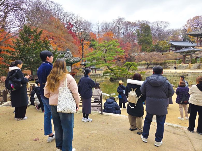 ▲ 참가자들이 창덕궁에서 아름다운 한국 전통 조경 문화를 경험하고 있다.