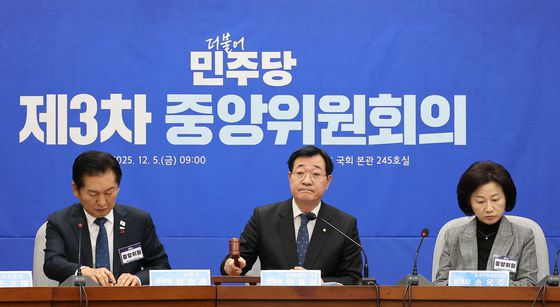 서왕진 조국혁신당 원내대표를 비롯한 의원들이 5일 서울 여의도 국회 소통관에서 내란전담재판부 설치법안 관련 기자회견을 하고 있다. 뉴스1