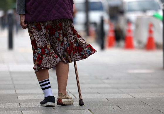 지난해 9월 26일 오후 서울 서초구 동작대로 인근에서 열린 서초구치매안심센터 주최 실종 치매환자 발견 모의훈련에서 가상 치매환자가 길거리를 방황하고 있다. 뉴시스