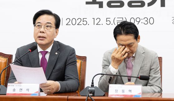 장동혁 국민의힘 대표가 5일 서울 여의도 국회에서 열린 '혼용무도' 이재명정권 6개월 국정평가 회의에서 윤한홍 의원의 발언을 듣고 있다. 뉴스1