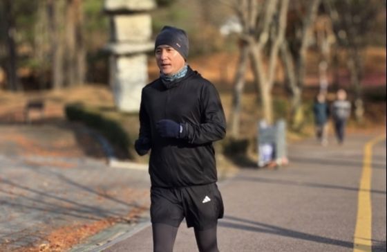 조인성 전 경기도의사회장이 집 주변 공원을 천천히 달리고 있다. 조인성 제공