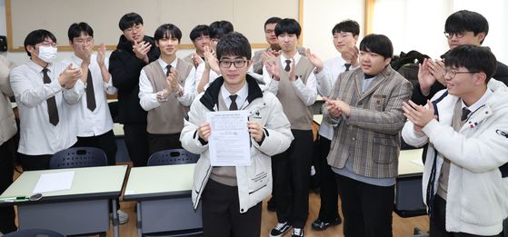 2026학년도 수능 만점자인 전주한일고 3학년 이하진(18)군이 5일 교실에서 친구들의 축하를 받고 있다. 뉴스1