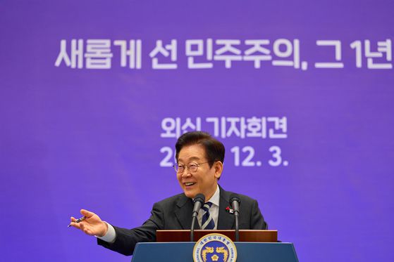 통일부가 제작한 '납북자·억류자·국군포로를 잊지 않겠다'는 의미를 담은 정부 최초의 상징물인 '세송이 물망초' 배지의 모습. 사진 통일부