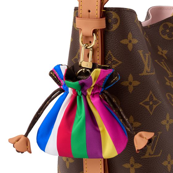 루이 비통은 이번 서울 프로젝트를 기념해 비저너리 저니 서울 익스클루시브 캡슐 컬렉션을 출시했다. 사진은 복주머니가 달린 올 인 비비 백. 사진 루이 비통