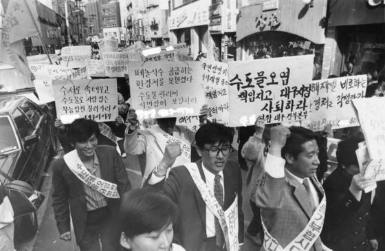 1991년 3월, 두산전자가 낙동강에 페놀을 무단 배출한 사실이 검찰 수사로 드러나자 수돗물 공포가 퍼졌다. 분노한 시민들이 시위를 벌였다. [중앙포토]