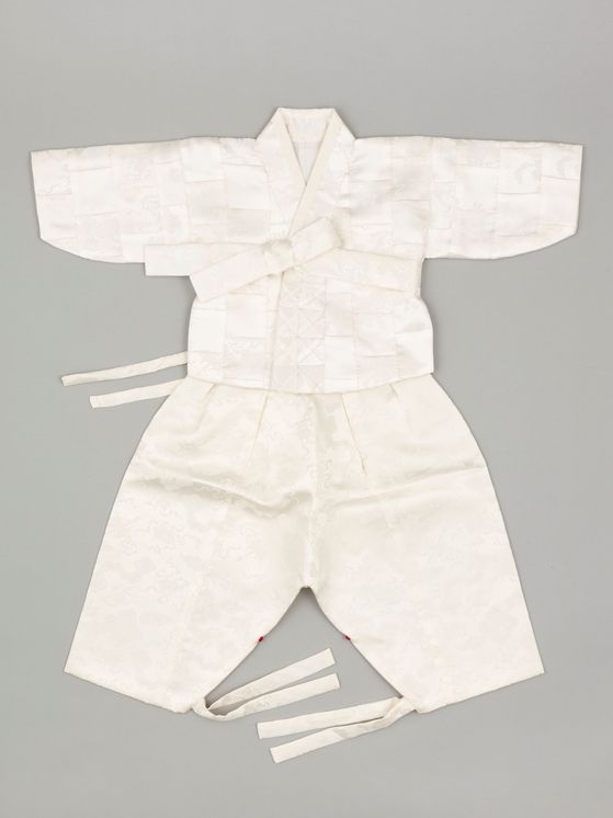 국립민속박물관은 2025년 12월 3일부터 2026년 5월 10일까지 기획전시실 1에서 특별전 '출산, 모두의 잔치'를 연다. 사진은 남자아이 백일옷으로 천 백조각을 꿰매 만든 저고리다. 사진 국립민속박물관