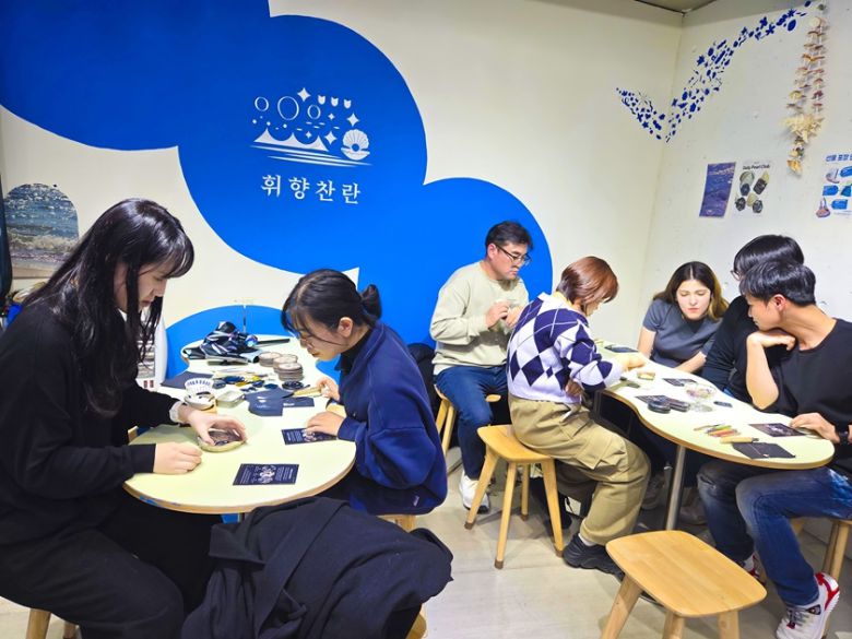 ▲ 글로벌자율학부와 한국어학과 학생들이 북촌 인근 공방에서 자개 공예 원데이클래스를 체험하고 있다.