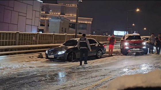 폭설 후 한파로 도로 곳곳이 얼어붙은 5일 서울 이태원역 인근에서 시민이 빙판길을 조심히 걷고 있다. 연합뉴스