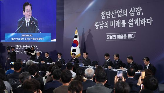 이재명 대통령이 5일 충남 천안시 한국기술교육대학교에서 열린 '충남의 마음을 듣다' 타운홀미팅 간담회에서 발언하고 있다. 연합뉴스