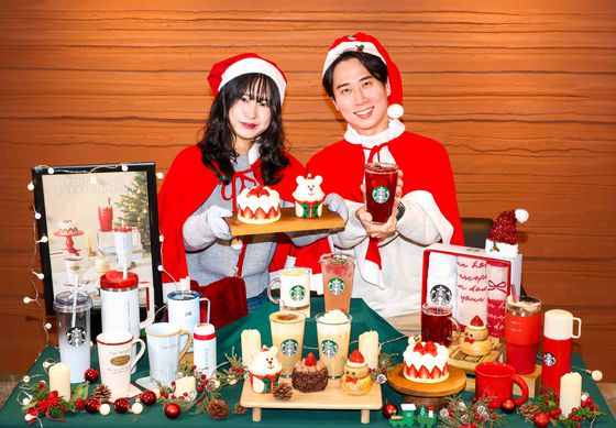 스타벅스가 12월 31일까지 클래식 뱅쇼 히비스커스 티, 캐모마일 허니 티 라떼, 딸기 프레지에 케이크, 산타 베어리스타 케이크와 같이 연말 분위기 가득한 음료·푸드·굿즈·기프트 상품을 선보이며 크리스마스 시즌을 전개한다. [사진 스타벅스]